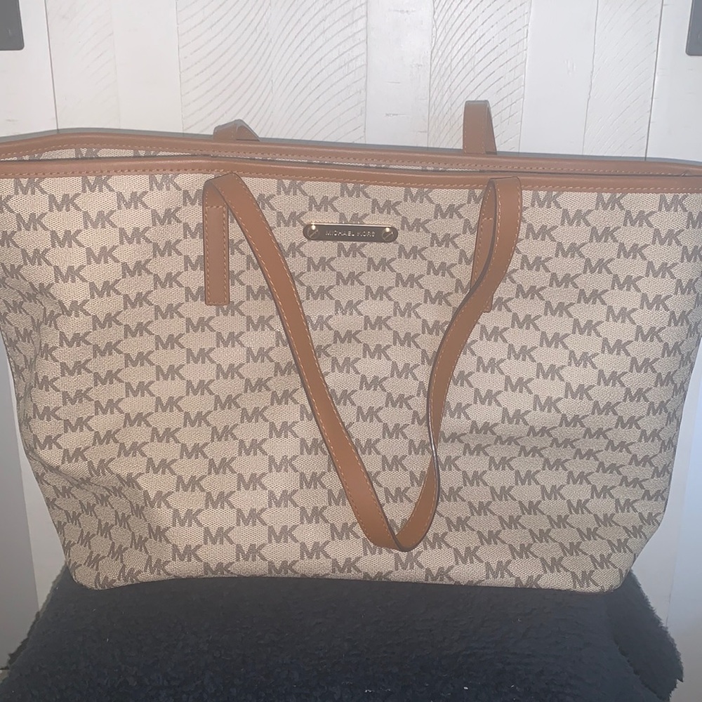 Michael Kors Tote w/zipper